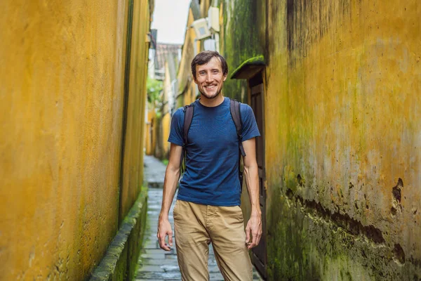 Uomo turista sullo sfondo di Hoi An antica città, Vietnam. Vietnam si apre ai turisti di nuovo dopo la quarantena Coronovirus COVID 19 — Foto Stock