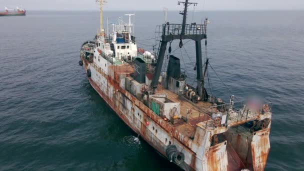 Tiro aéreo. Um velho navio enferrujado no mar. Reduzir as emissões de carbono. Conceito ineficiente de emissões de navios antigos. Um navio que precisa ser reciclado — Vídeo de Stock