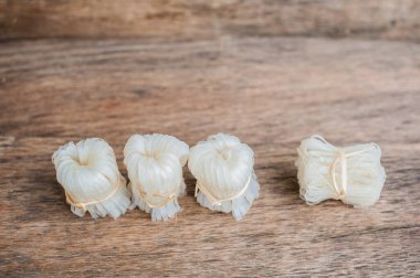 Asya pişmemiş erişte, doğal ip ile bağlı. Asya gıda konsepti