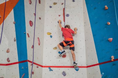 Çocuk tırmanma duvarında kasksız, tehlike tırmanma duvarında.