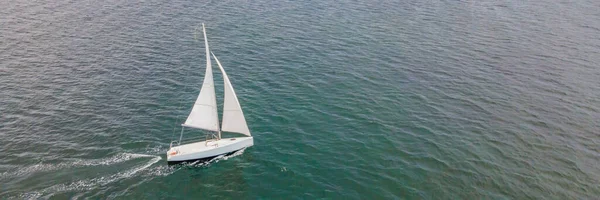 Wunderschönes Segelboot segeln blau Mittelmeer Ozean Horizont BANNER, LONG FORMAT — Stockfoto