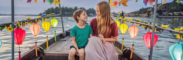 BANNER, LONG FORMAT Lycklig familj Mor och son till resenärer rida en nationell båt på bakgrund av Hoi An antika staden, Vietnam. Vietnam öppnar för turister igen efter karantän Coronovirus COVID 19 — Stockfoto