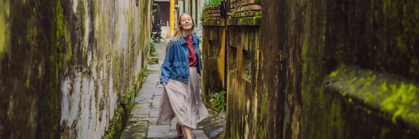 バナー,ホイアンの背景にロングフォーマットの女性観光客古代の町,ベトナム.ベトナムは検疫後に再び観光客に開きます｜Coronvirus COVID 19 — ストック写真