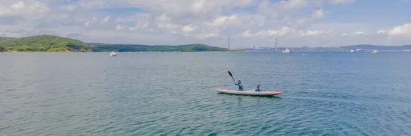 BANNER, LANGE FORMAAT Actieve gelukkige familie die plezier hebben samen genieten van avontuurlijke ervaring kajakken op de zee op een zonnige dag tijdens de zomervakantie — Stockfoto