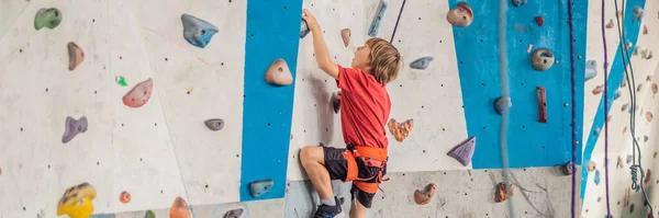 Niño en la pared de escalada sin casco, peligro en la pared de escalada BANNER, FORMATO LARGO —  Fotos de Stock