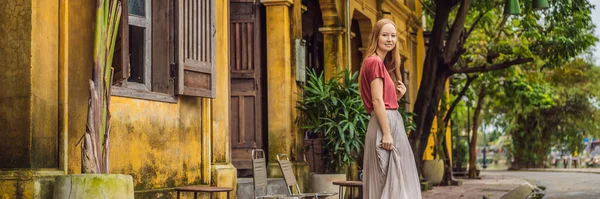 БАННЕР, ДОВГ ФОРМАТ Жінка туристка на задньому плані Гой Стародавнє місто, В "єтнам. В "єтнам знову відкривається для туристів після карантину Короновірус COVID 19 — стокове фото