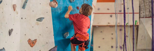 Niño en la pared de escalada sin casco, peligro en la pared de escalada BANNER, FORMATO LARGO —  Fotos de Stock