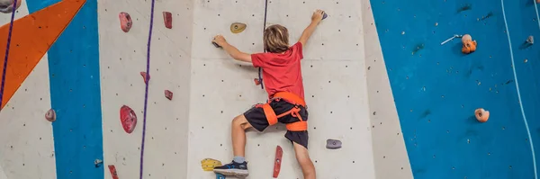 Niño en la pared de escalada sin casco, peligro en la pared de escalada BANNER, FORMATO LARGO —  Fotos de Stock