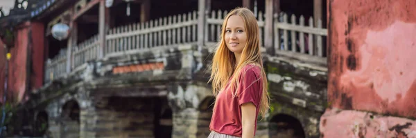 BANNER, LONG FORMAT Femme touriste sur fond de beau pont japonais à Hoi An. Vietnam. Vietnam ouvre à nouveau aux touristes après la quarantaine Coronovirus COVID 19 — Photo