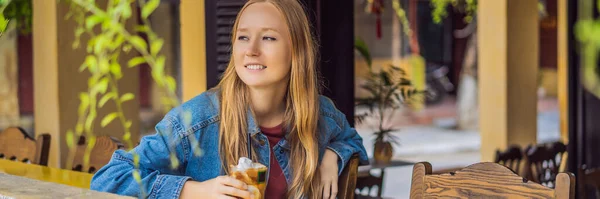 Retrato de una joven hermosa mujer sentada en un café al aire libre bebiendo café BANNER, FORMATO LARGO —  Fotos de Stock