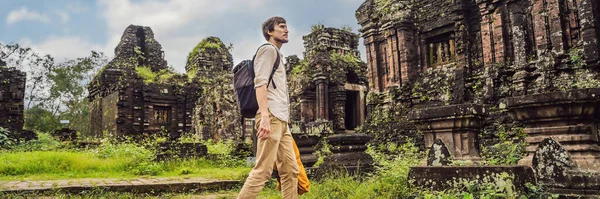 BANNER, LONG FORMAT Man turysta w świątyni ruiny kompleksu Mój Syn, Wietnam. Wietnam ponownie otwiera się dla turystów po kwarantannie Coronovirus COVID 19 — Zdjęcie stockowe