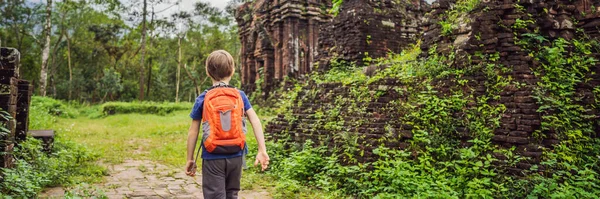 BANNER, LONG FORMAT Boy tourist in Temple ruin of the My Son complex, Vietnam. Vietnam opens to tourists again after quarantine Coronovirus COVID 19 — Stock Photo, Image