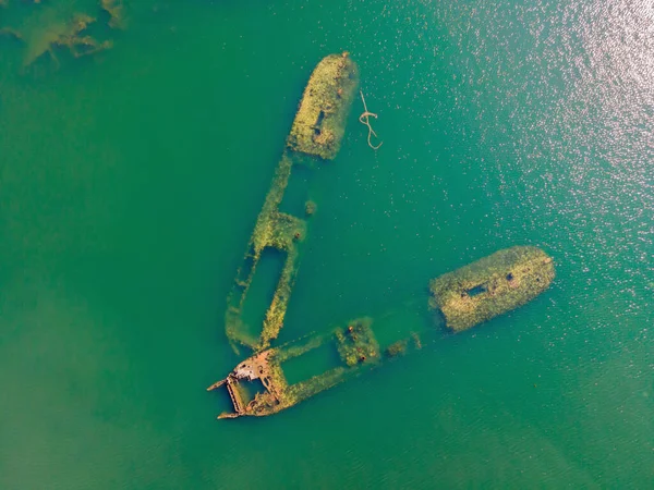 Abandonné naufrage brisé sortant de la mer — Photo