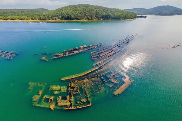 Naufrágio abandonado quebrado saindo do mar — Fotografia de Stock