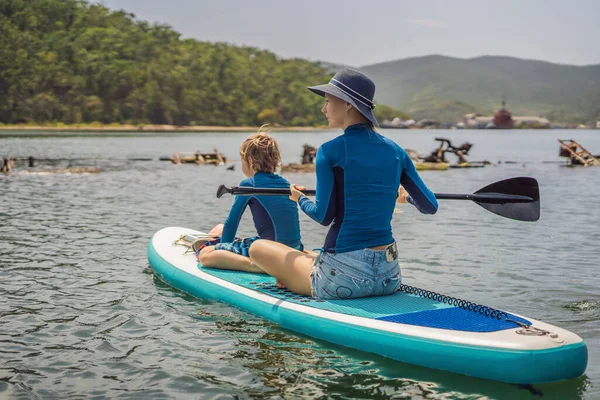 Familia feliz de dos, madre e hijo, disfrutando de pie remando durante las vacaciones de verano — Foto de Stock