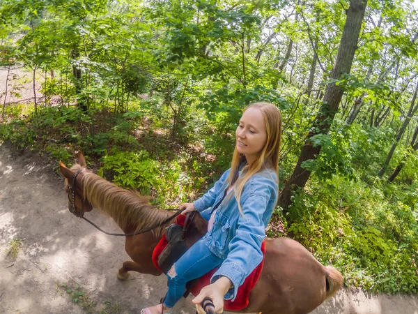 Женщина верхом на лошади в сельской местности — стоковое фото