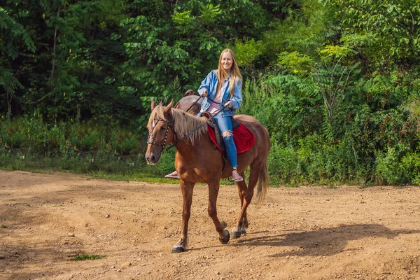 Belle femme chevauchant un cheval à la campagne — Photo