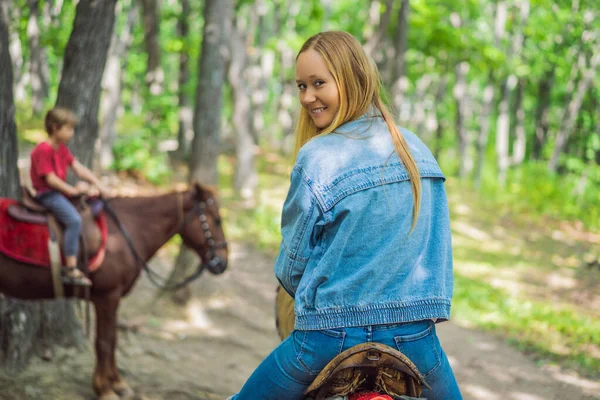 Belle femme chevauchant un cheval à la campagne — Photo