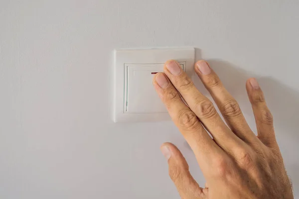 Mestre eletricista instala uma tomada na casa — Fotografia de Stock