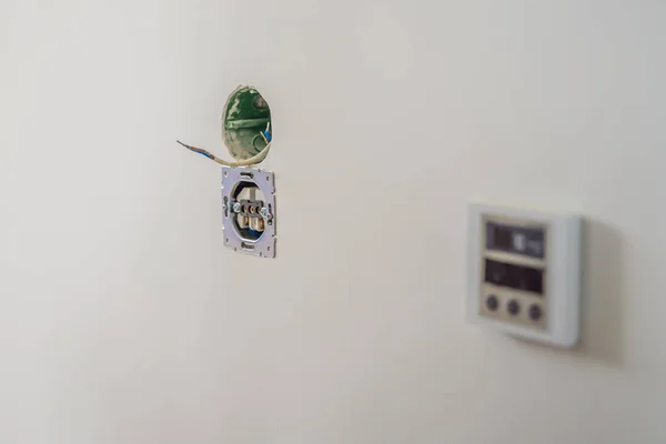 Mestre eletricista instala uma tomada na casa — Fotografia de Stock