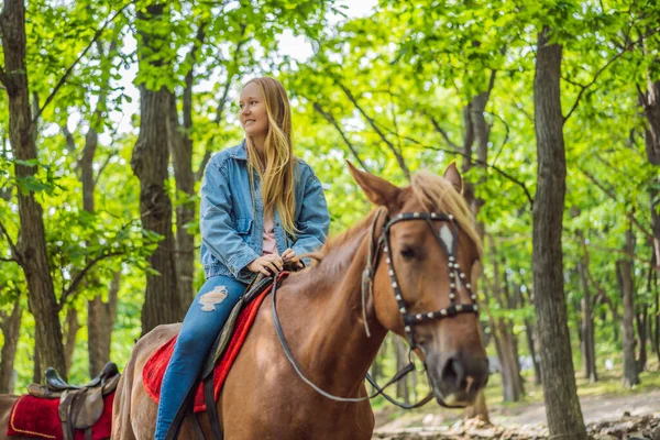 Belle femme chevauchant un cheval à la campagne — Photo