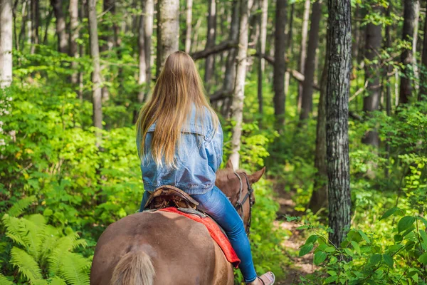 Belle femme chevauchant un cheval à la campagne — Photo