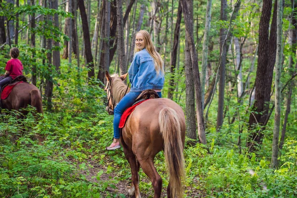 Piękna kobieta ujeżdżająca konia na wsi — Zdjęcie stockowe