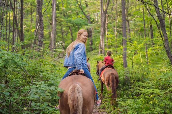 Bella donna a cavallo in campagna — Foto Stock