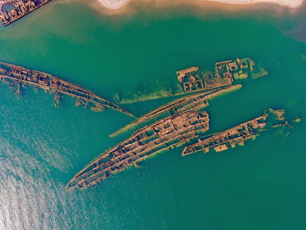 Verlassenes Schiffswrack ragt aus dem Meer — Stockfoto