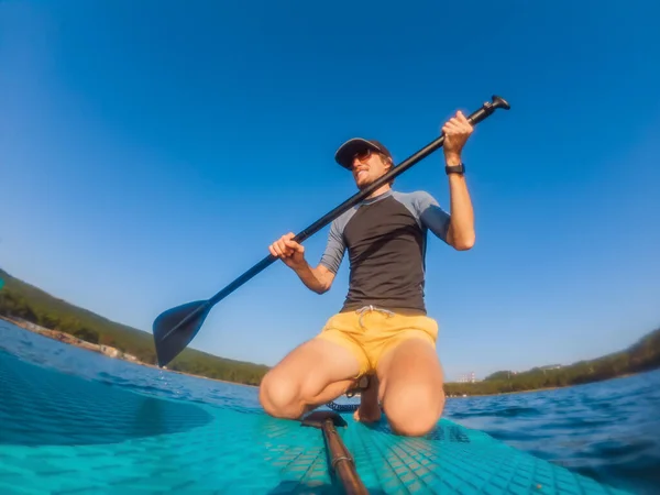 Atrakcyjny mężczyzna na Stand Up Paddle Board, SUP — Zdjęcie stockowe