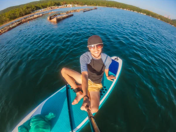 Homem Atraente em Stand Up Paddle Board, SUP — Fotografia de Stock