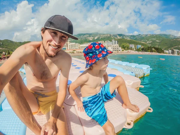 Padre e figlio in Montenegro sul mare, località Becici, vista dal mare — Foto Stock