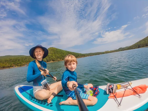 Famiglia felice di due, madre e figlio, godendo stand up paddling durante le vacanze estive — Foto Stock