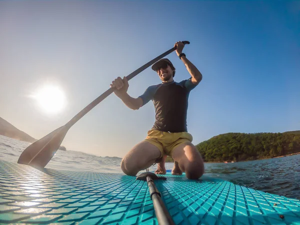 Homem Atraente em Stand Up Paddle Board, SUP — Fotografia de Stock