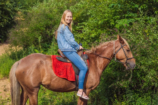 시골에서 말을 타는 아름다운 여인 — 스톡 사진