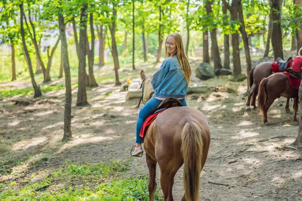 Bella donna a cavallo in campagna — Foto Stock