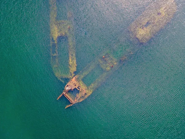 Naufrágio abandonado quebrado saindo do mar — Fotografia de Stock