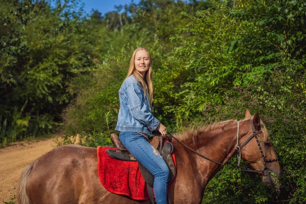 Hermosa mujer montando un caballo en el campo — Foto de Stock