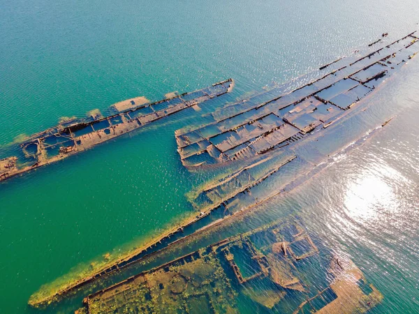 Abandonné naufrage brisé sortant de la mer — Photo