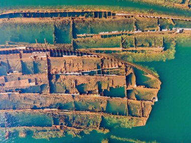 Denizden çıkmış terk edilmiş kırık bir gemi enkazı.