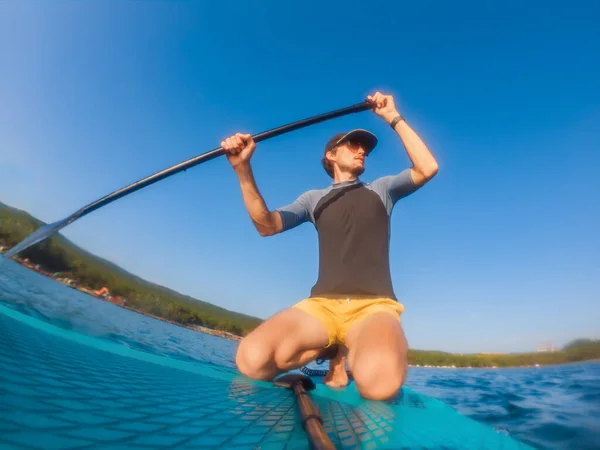 Stand-Up Paddle tahtasındaki çekici adam, SUP — Stok fotoğraf