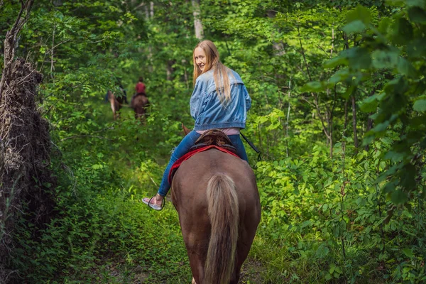 田舎で馬に乗る美しい女性 — ストック写真