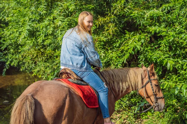 시골에서 말을 타는 아름다운 여인 — 스톡 사진