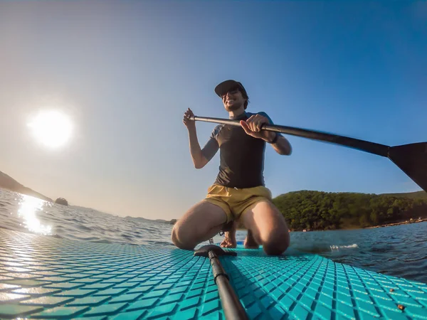 Aantrekkelijke Man op Stand Up Paddle Board, SUP — Stockfoto