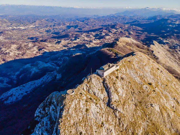 Mauzoleum Petar II Petrovic-Njegos na szczycie góry Lovchen w Czarnogórze. Widok z lotu ptaka, dron — Zdjęcie stockowe