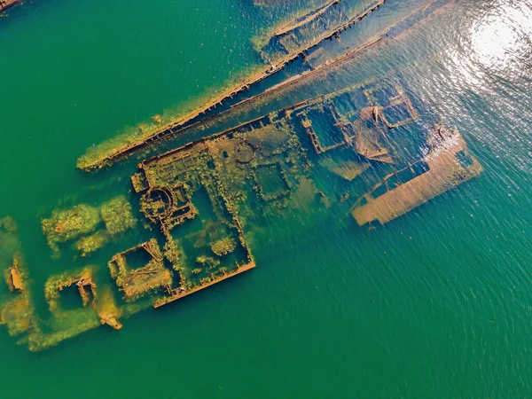 Abandonné naufrage brisé sortant de la mer — Photo