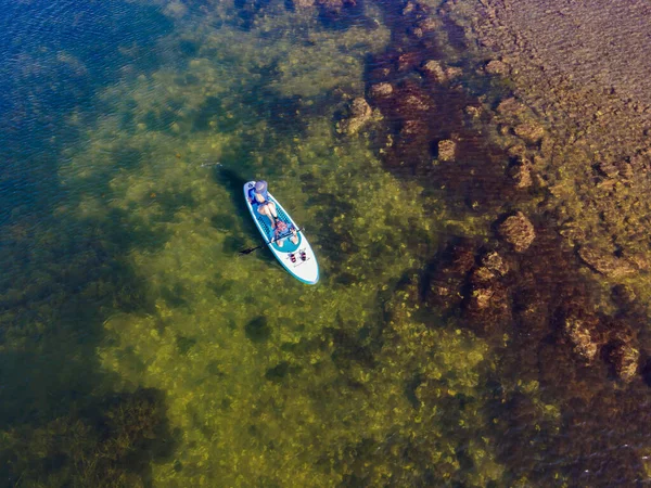 Glückliche zweiköpfige Familie, Mutter und Sohn, genießen das Stand Up Paddling in den Sommerferien — Stockfoto