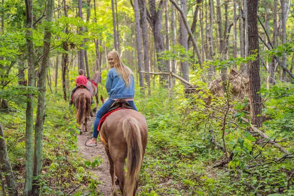 Schöne Frau reitet auf dem Land — Stockfoto