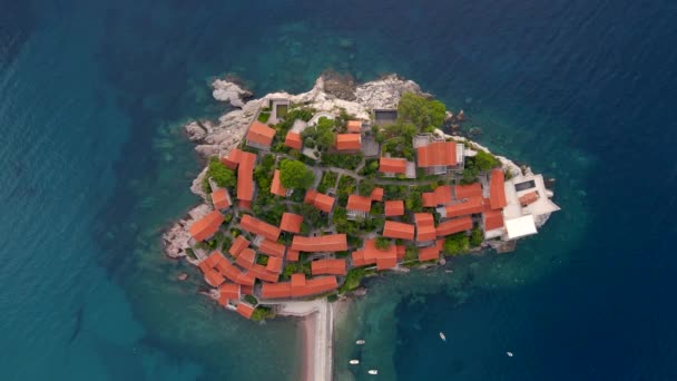 Luftaufnahme. Zeitlupenvideo von der Insel Sveti Stefan. Berühmte touristische Lage in der Nähe der Stadt Budva. Reisen nach Montenegro — Stockvideo