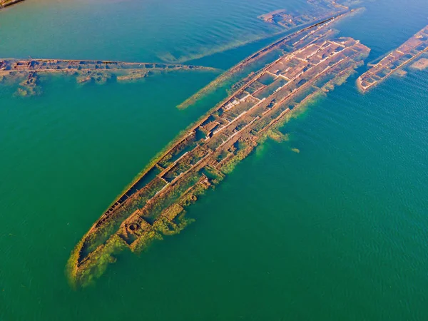 Abandonné naufrage brisé sortant de la mer — Photo